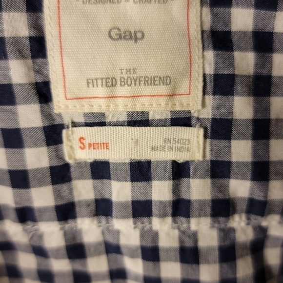 Gap shirt, the fitted boyfriend, is plad striped . Long sleeve size s Petite . - Picture 2 of 6